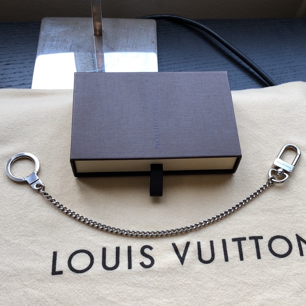 Like NEW 🌼🌼 VINTAGE 🌼🌼 Louis Vuitton Silver Key Chain Strap